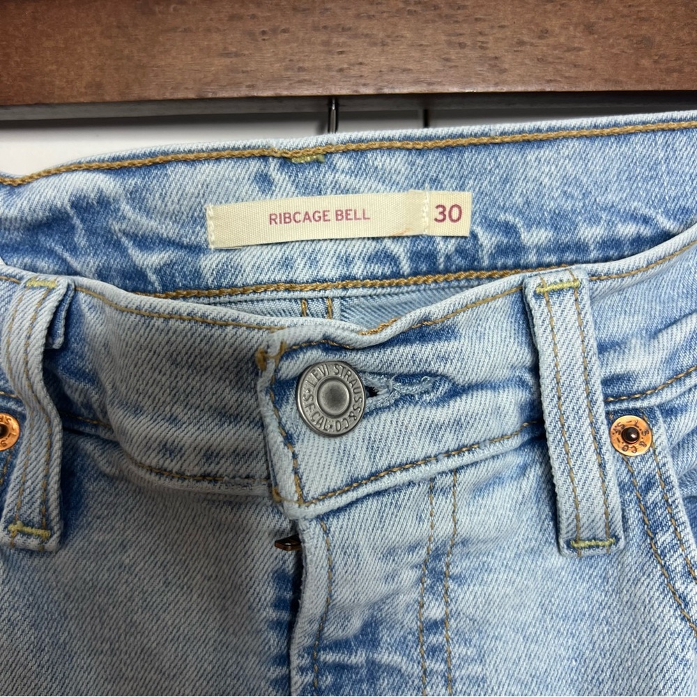 Levi’s Ribcage Bell Jeans Size 30 High Rise Light Wash Flare Wide Leg 30x32 - Picture 4 of 7